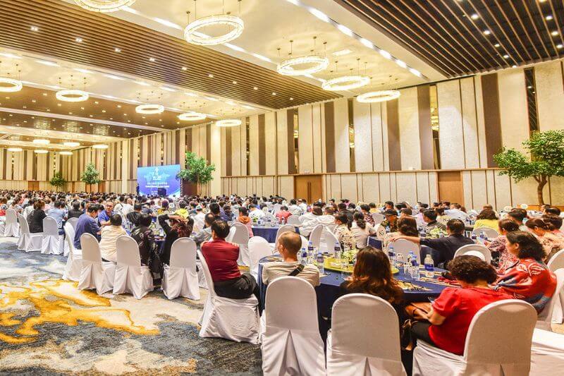 Backstage production setup for 600-pax conference plenary in Da Nang with FOH control desk, show caller, and stage crew during LED wall testing